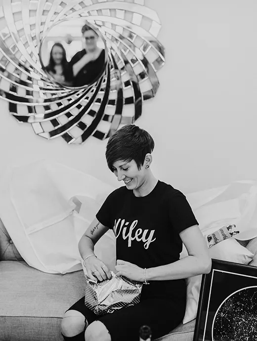 the bride opened her wedding present before the wedding ceremony